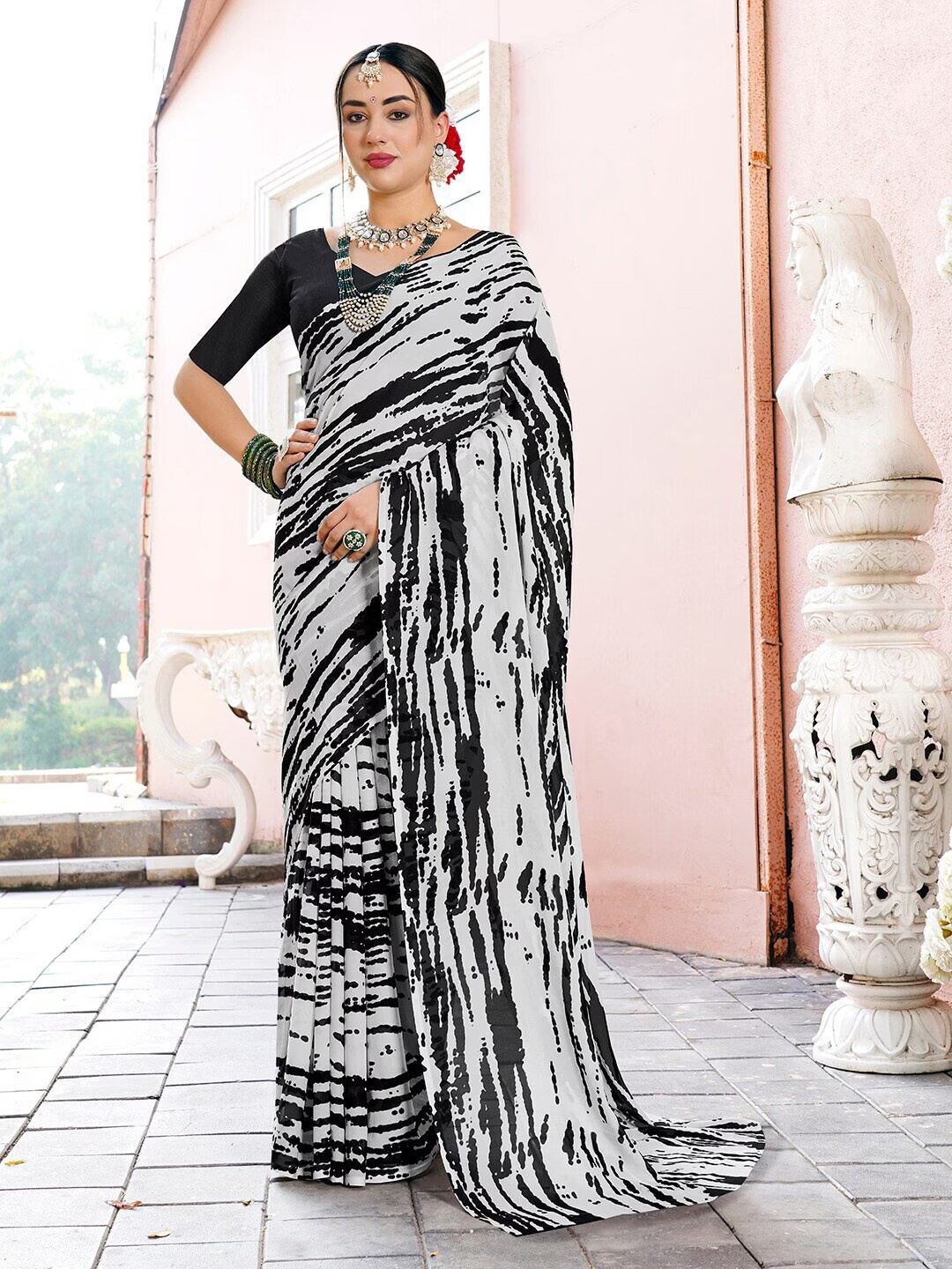 

SANJANA SILK Abstract Printed Pure Georgette Saree, Black