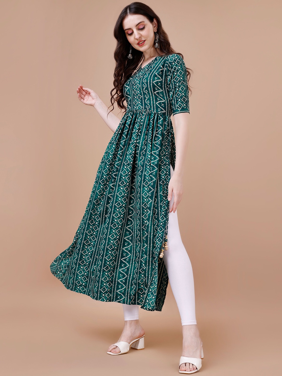 

TextileNow Bandhani Naira Kurta With Latkan, Green