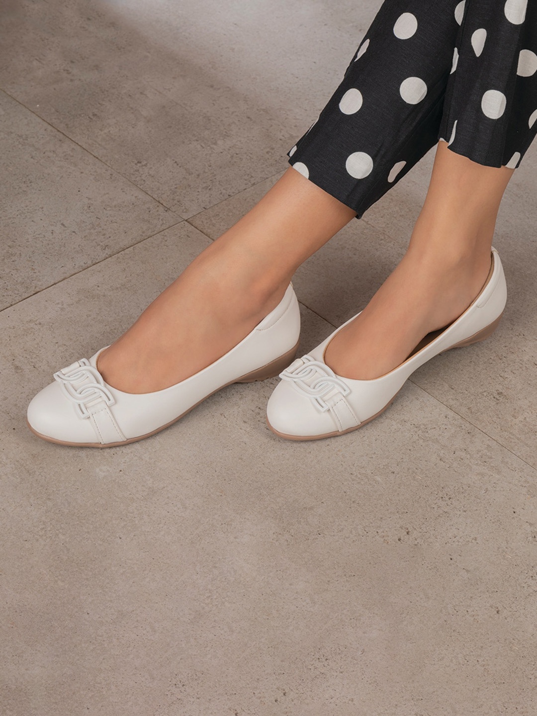 

Tresmode Embellished Round Toe Ballerinas, White