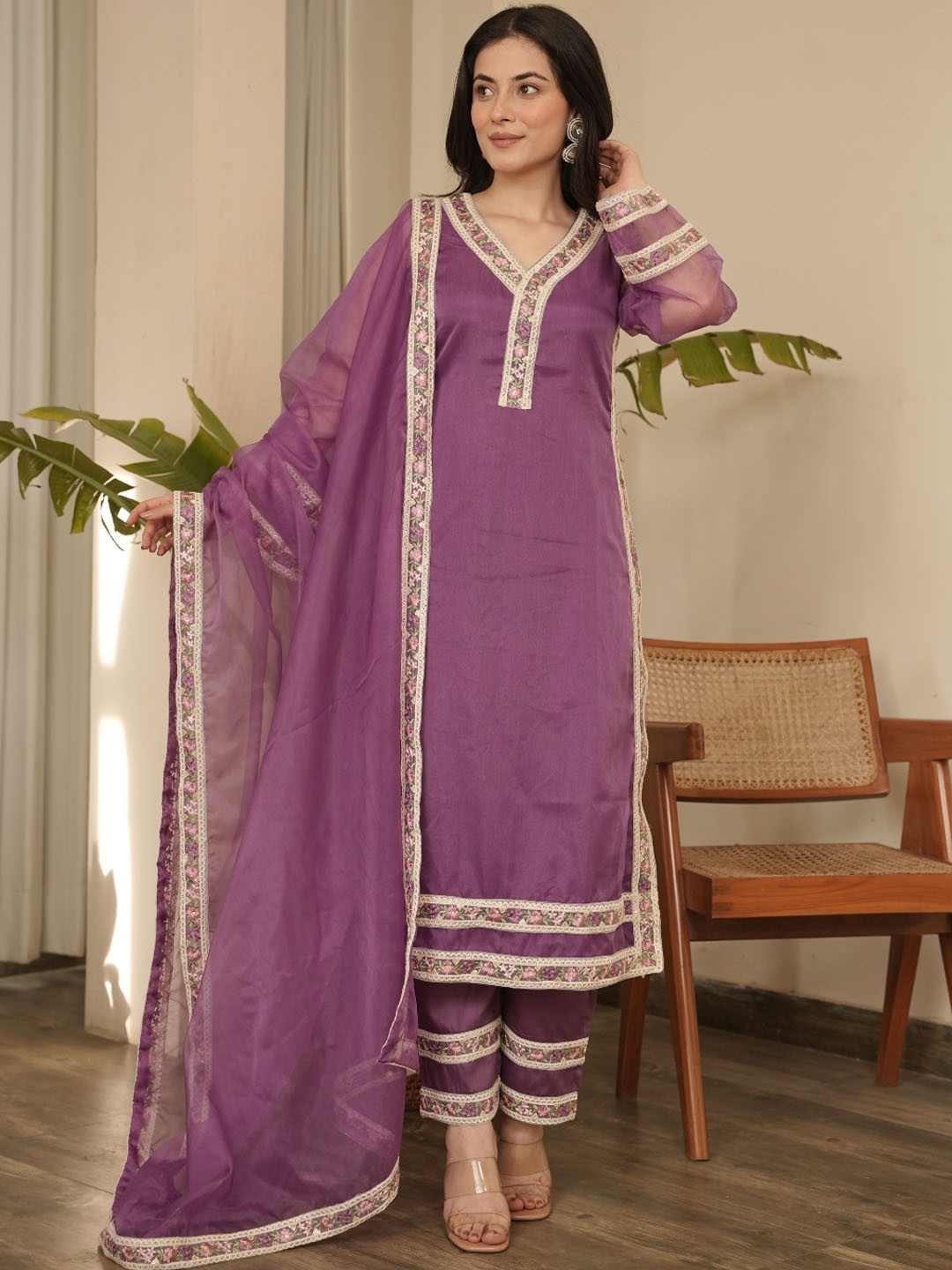 

OneWe Floral Embroidered Regular Kurta with Trousers & Dupatta, Purple