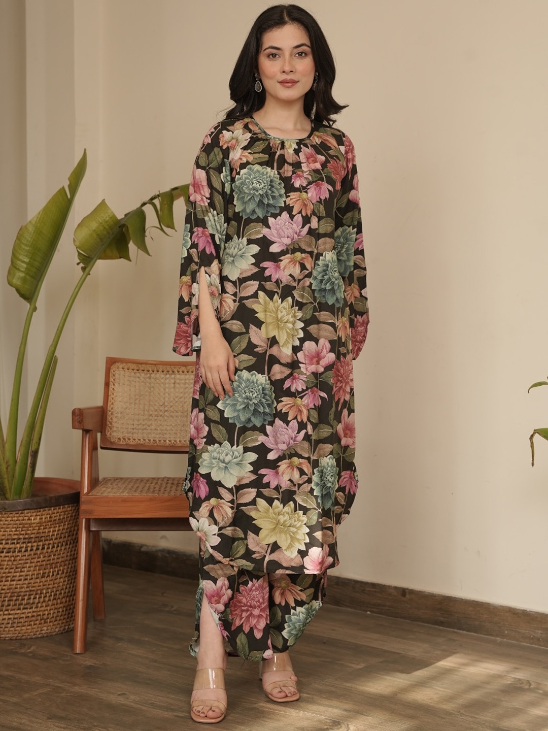 

OneWe Floral Printed Regular Kurta with Trousers, Black