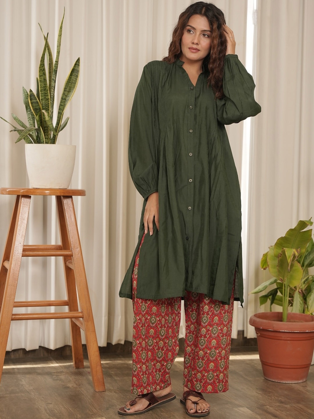 

OneWe Mandarin Collar Puff Sleeves A-Line Kurta with Trousers, Green