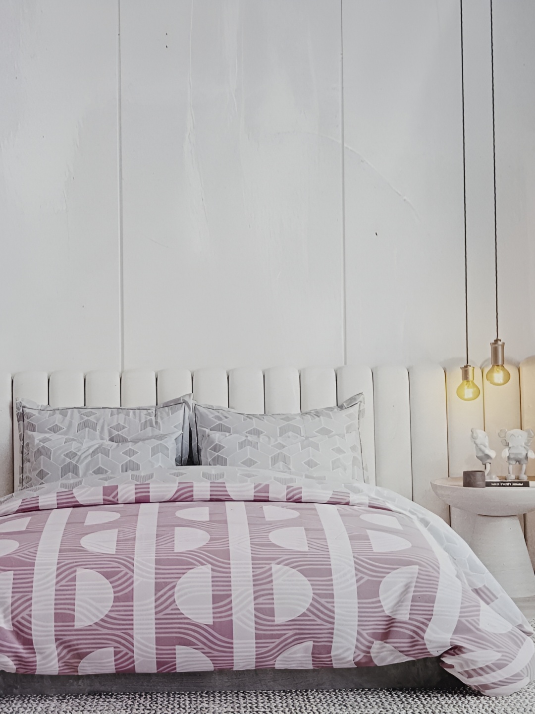 

Signature Pink & White 160 TC Queen Bedsheet with 2 Pillow Covers