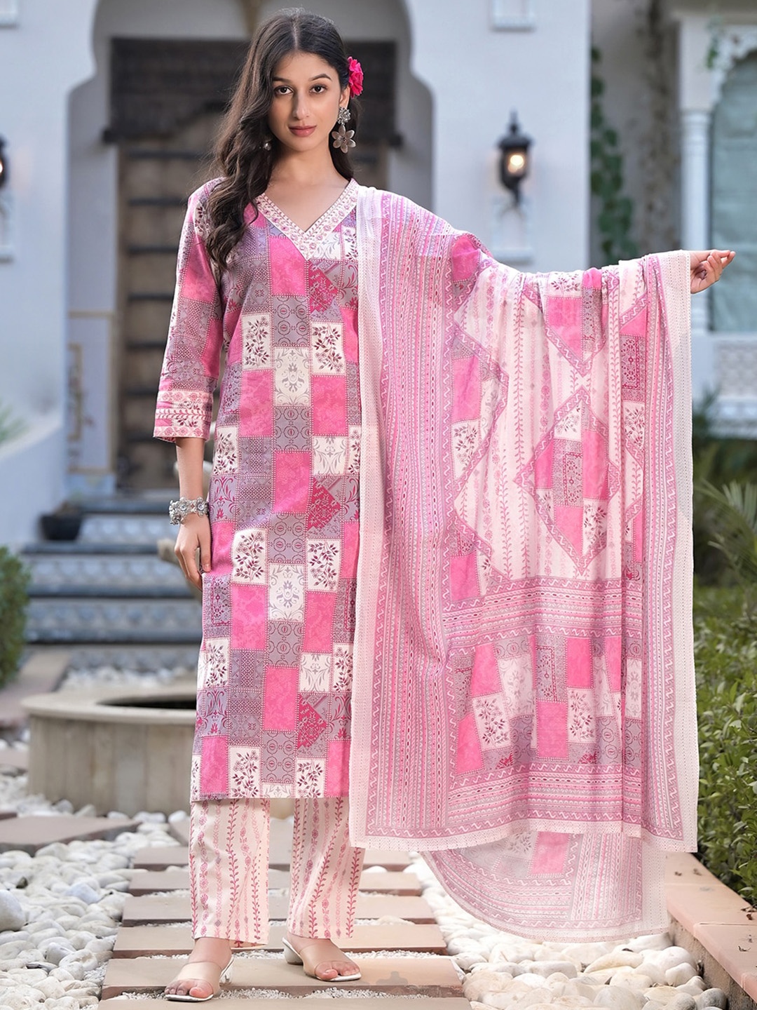 

Sangria Floral Printed V Neck Pure Cotton Regular Kurta With Trousers & Duppatta, Pink