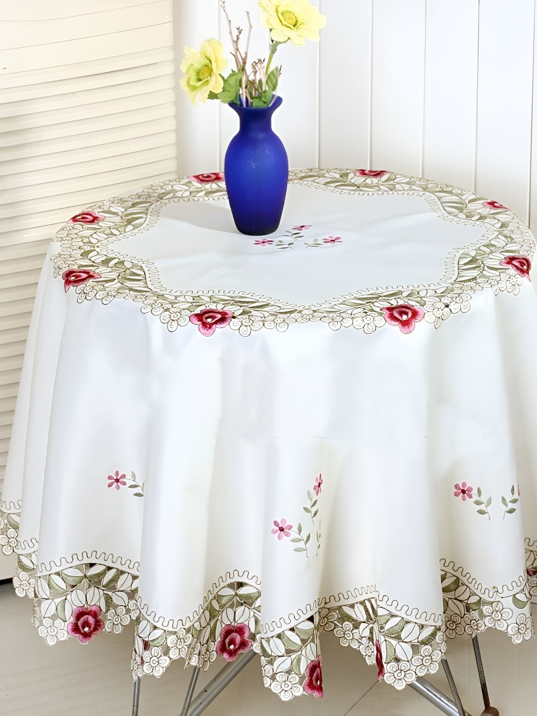 

MONKDECOR White Floral Round 6-Seater Table Cover