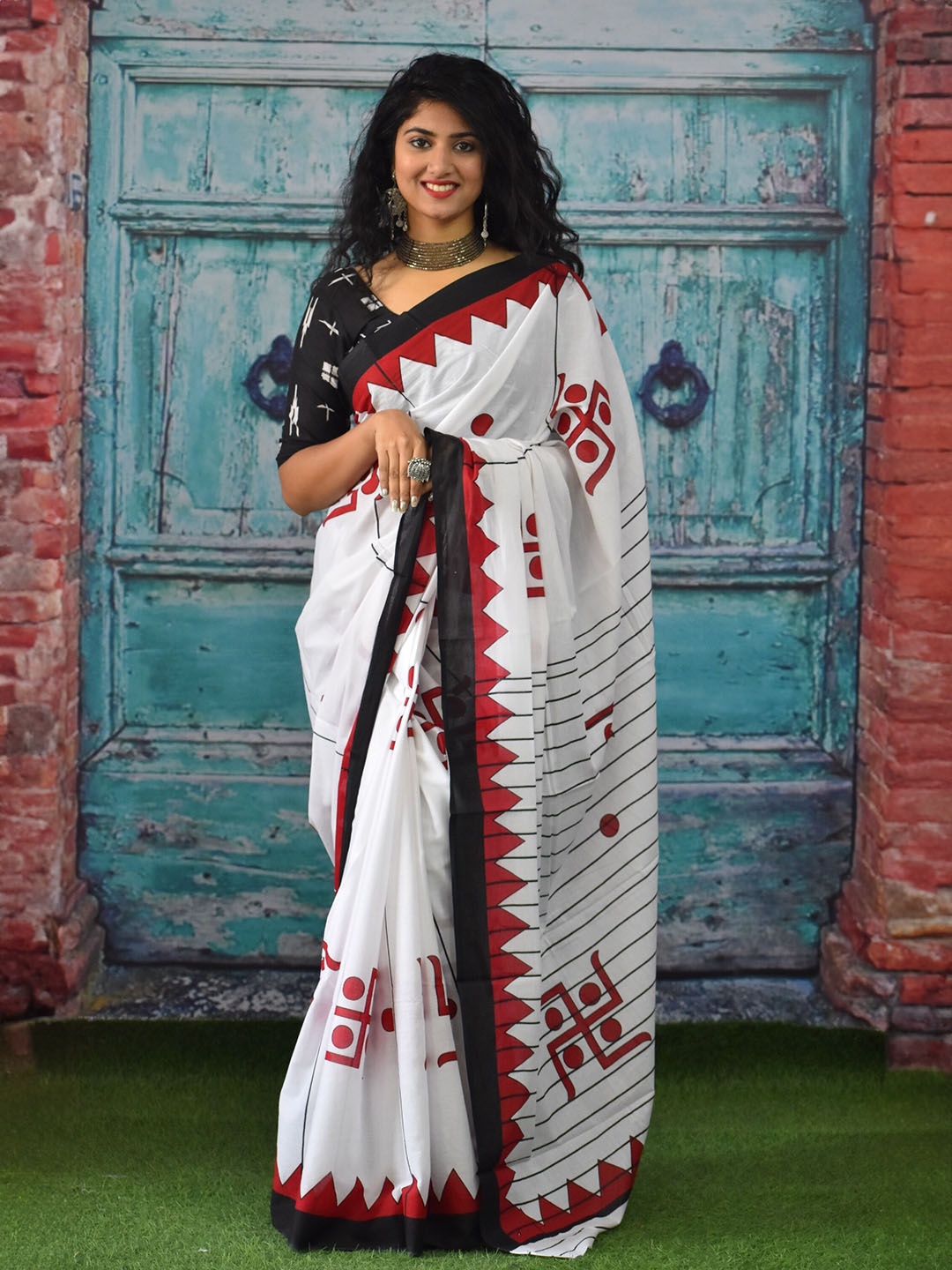 

JALTHER Ethnic Motif Printed Pure Cotton Ikat Saree, White