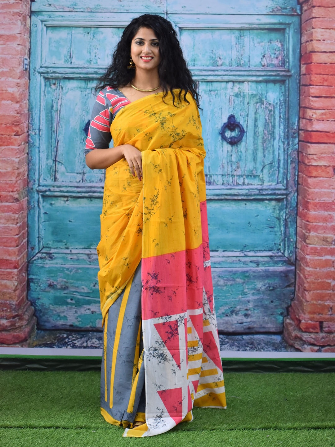 

JALTHER Batik Printed Pure Cotton Block Print Saree, Yellow
