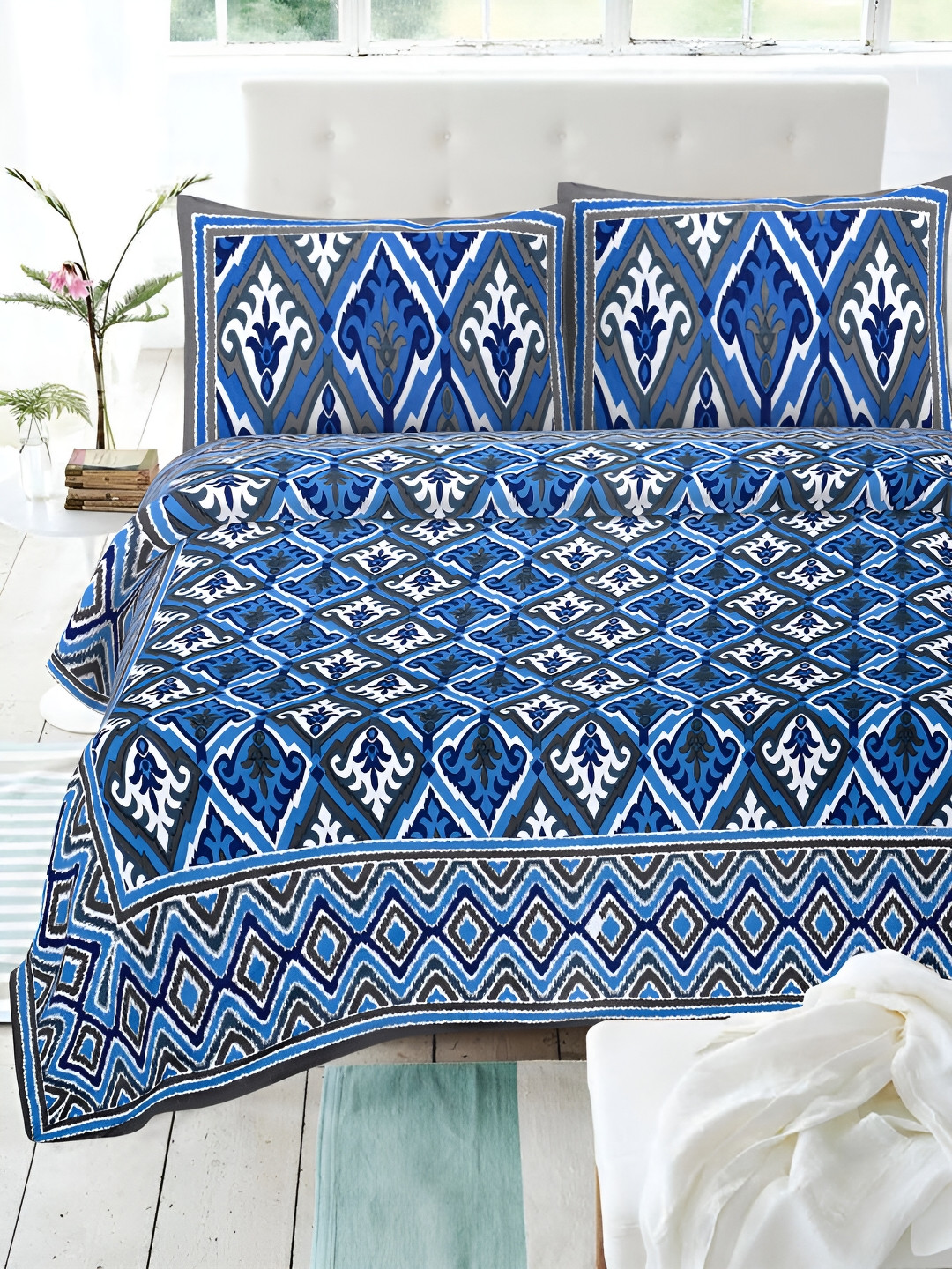 

POORAK Blue & White Geometric Printed Cotton 144 TC King Bedsheet with 2 Pillow Covers