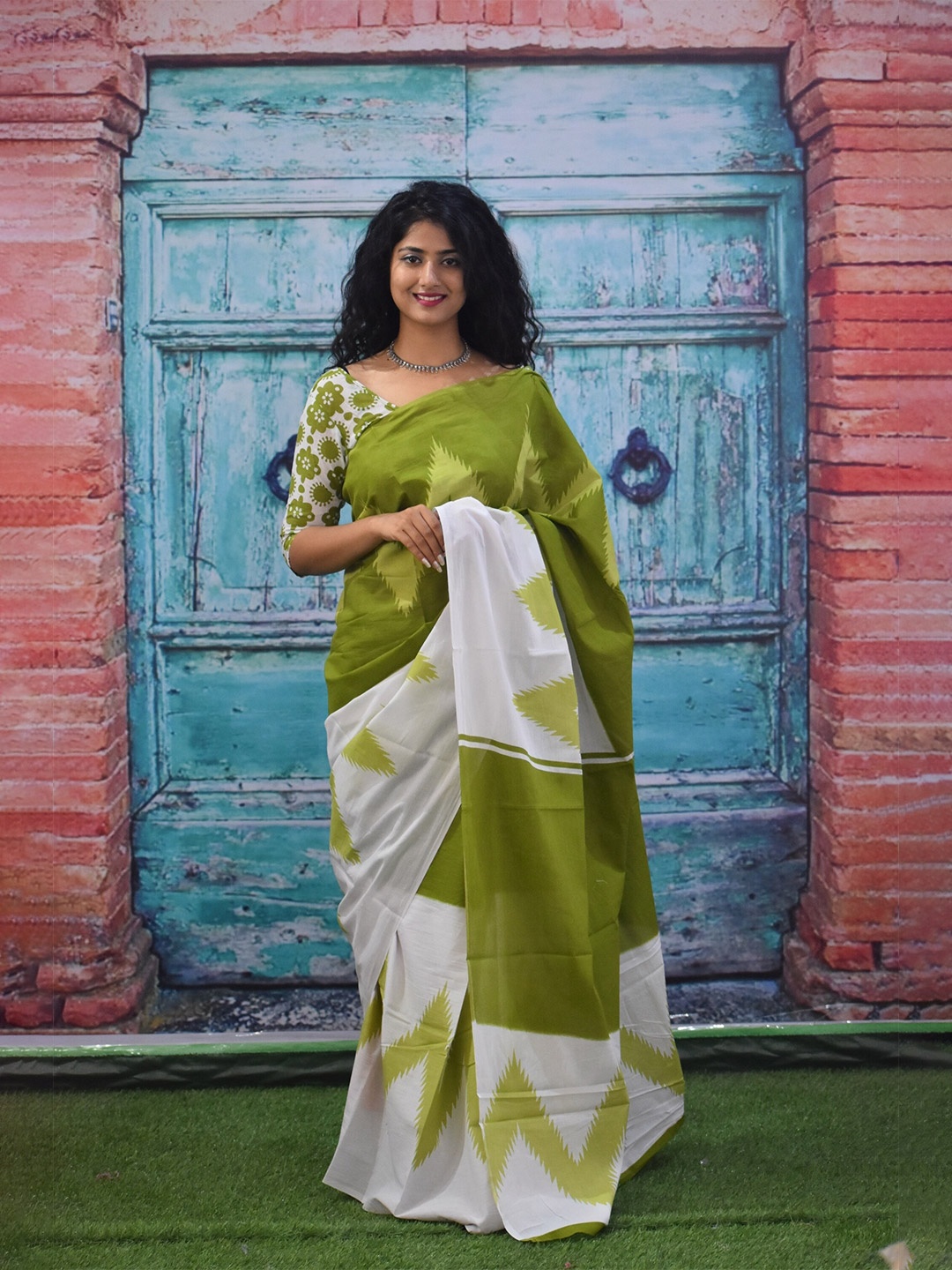 

JALTHER Geometric Printed Pure Cotton Block Print Saree, Green