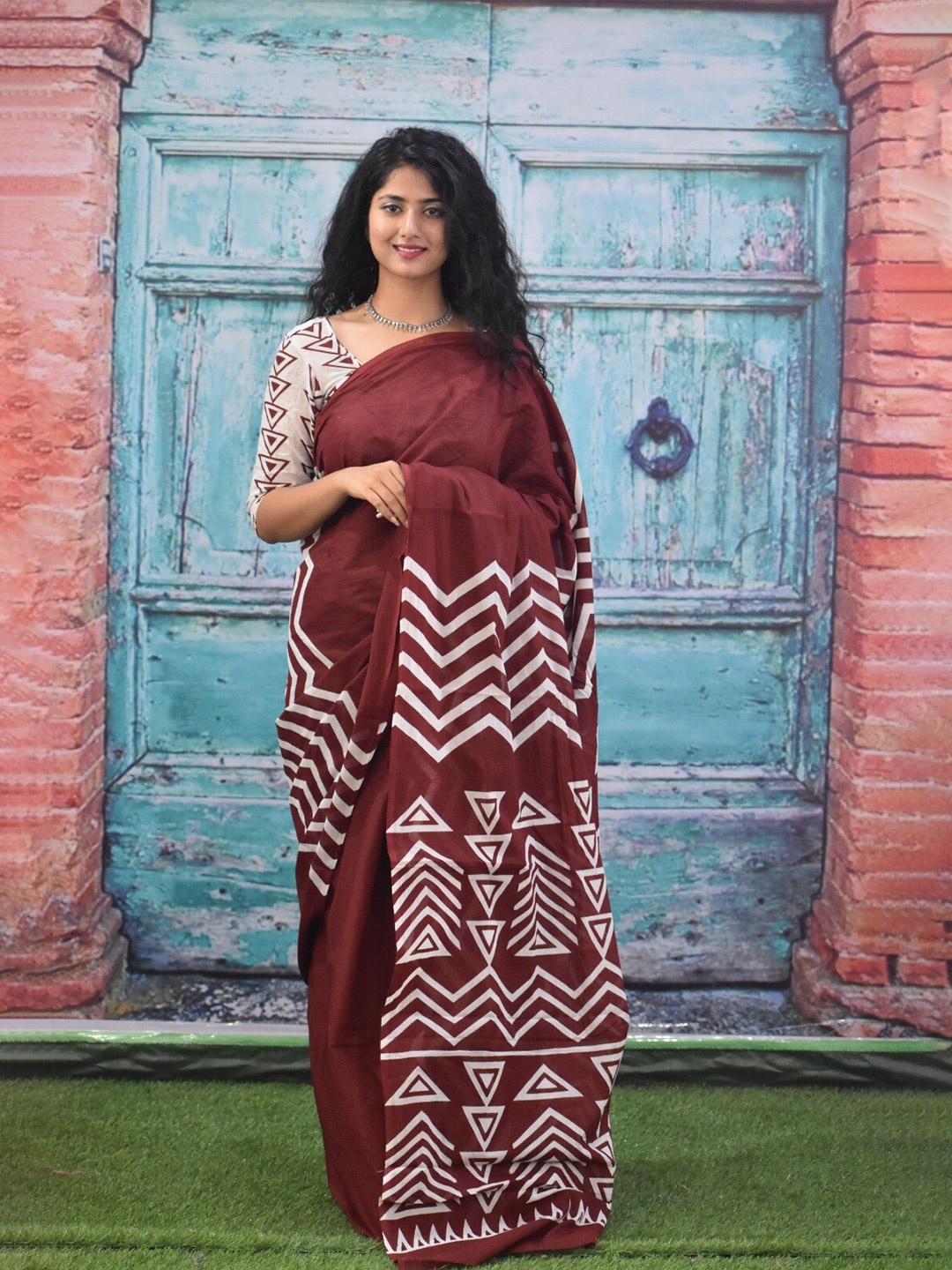 

JALTHER Geometric Printed Mulmul Cotton Block Print Saree, Maroon