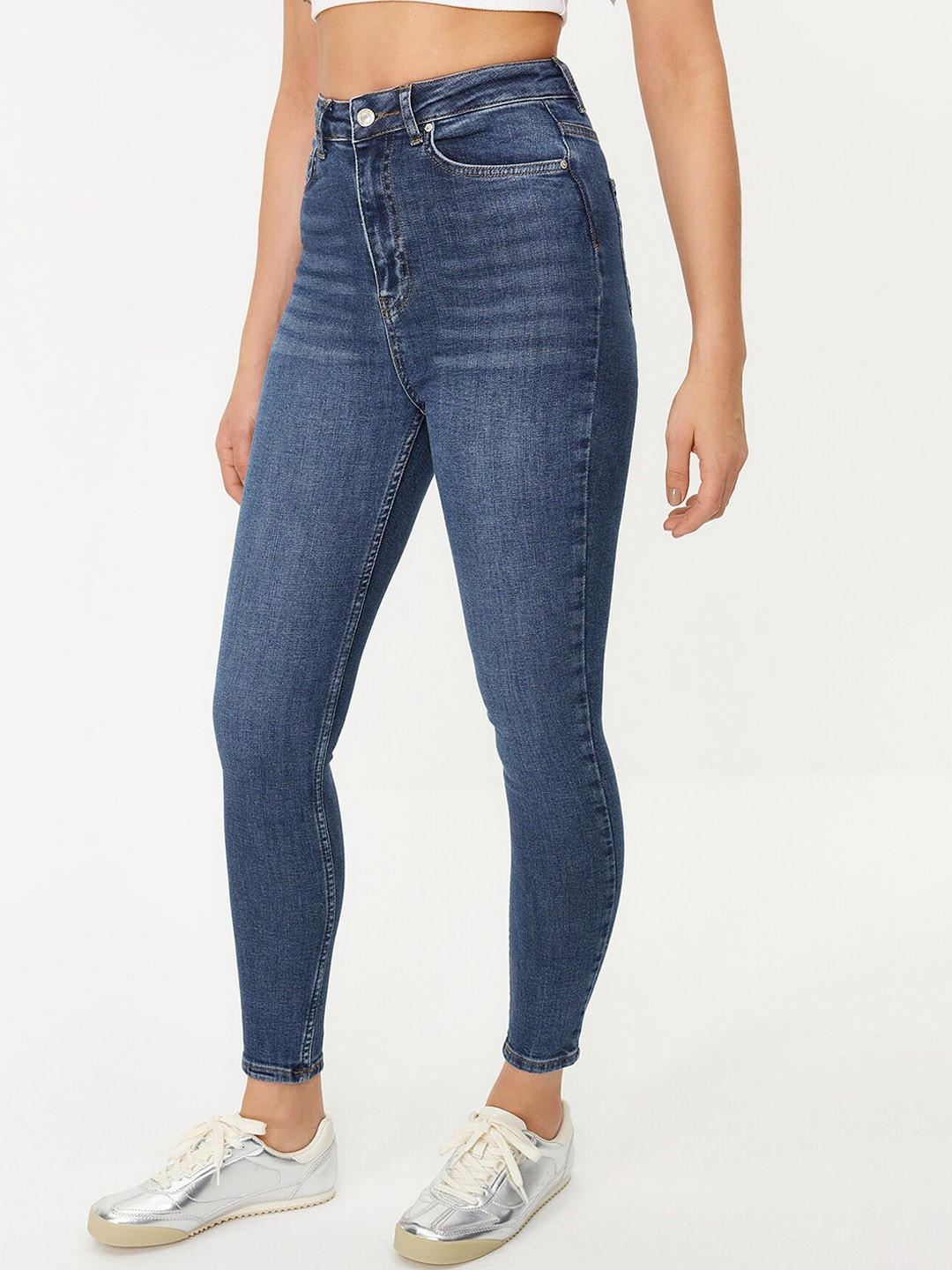 

Trendyol Women Clean Look Mid-Rise Stretchable Jeans, Blue