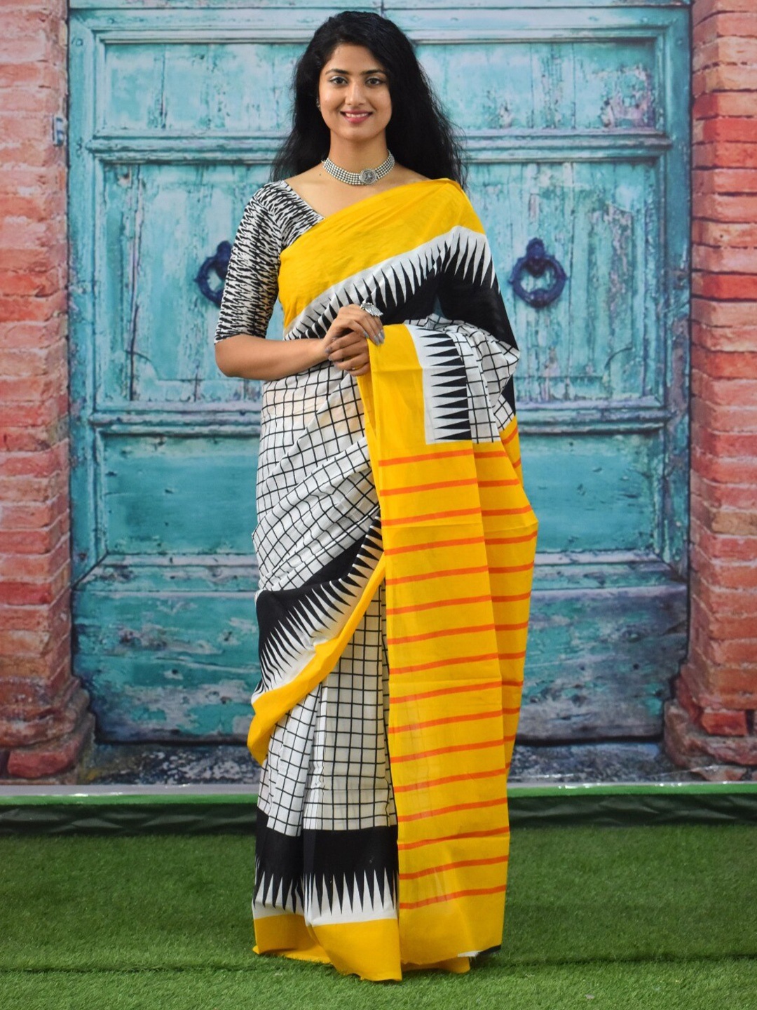 

KIAARON Checked Pure Cotton Block Print Saree, Yellow