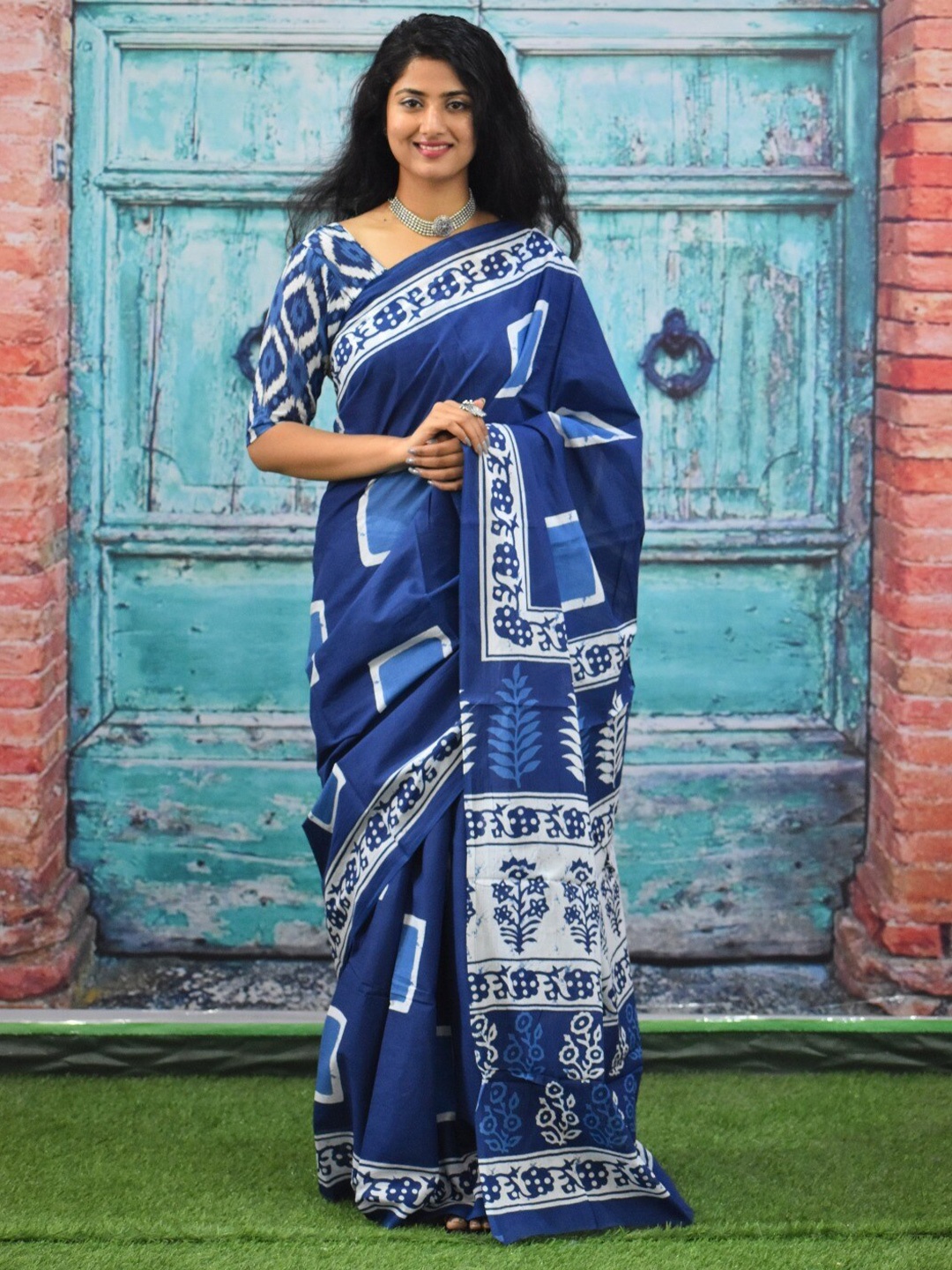 

KIAARON Geometric Pure Cotton Block Print Saree, Blue