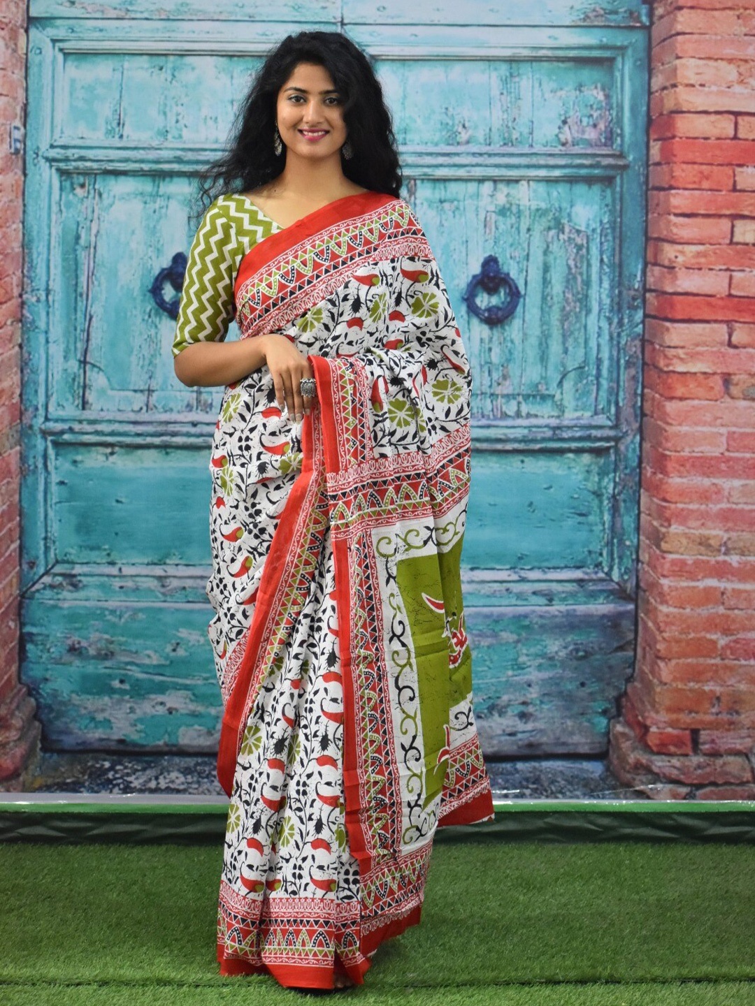 

KIAARON Floral Printed Pure Cotton Block Print Saree, White