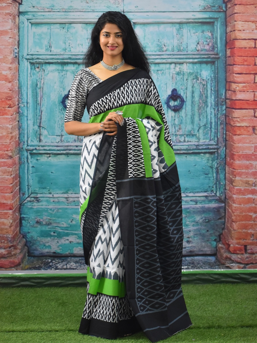 

KIAARON Geometric Pure Cotton Block Print Saree, Green