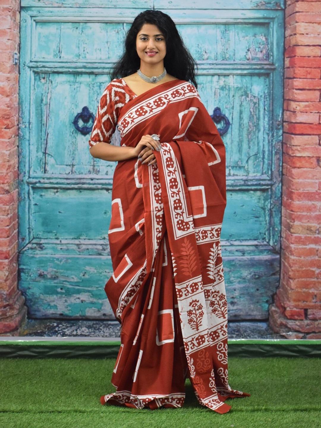 

KIAARON Geometric Printed Pure Cotton Block Print Saree, Maroon