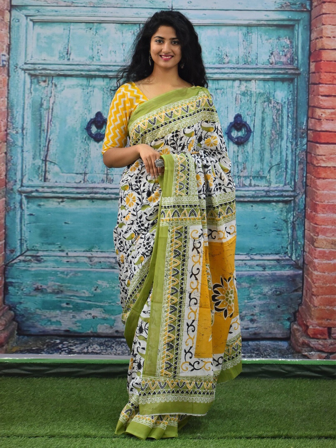 

KIAARON Floral Printed Pure Cotton Block Print Saree, Green
