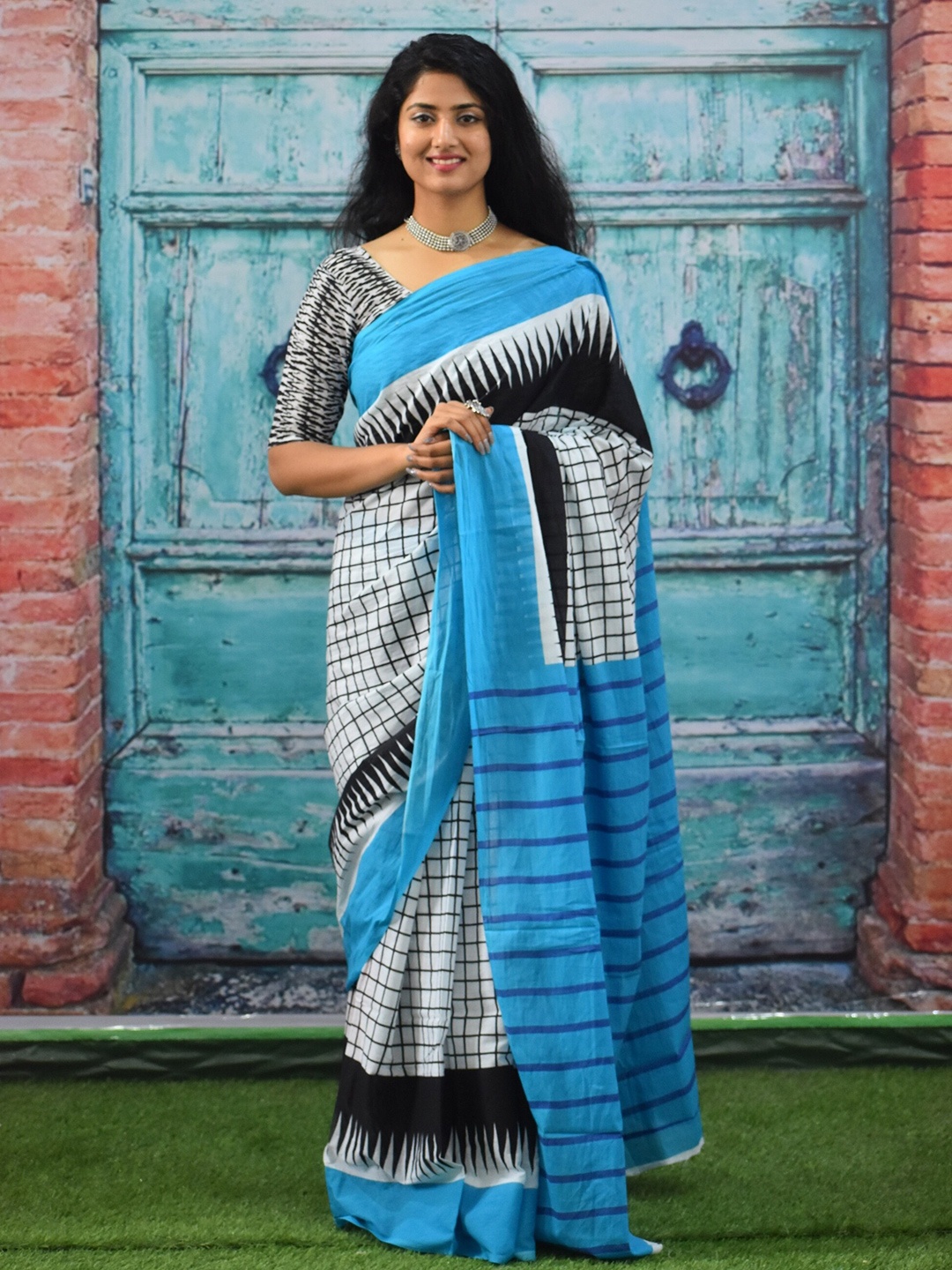 

KIAARON Checked Pure Cotton Block Print Saree, Blue