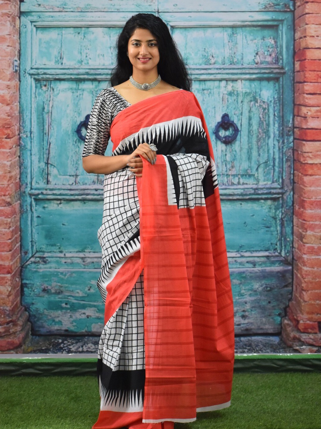 

KIAARON Checked Pure Cotton Block Print Saree, Peach