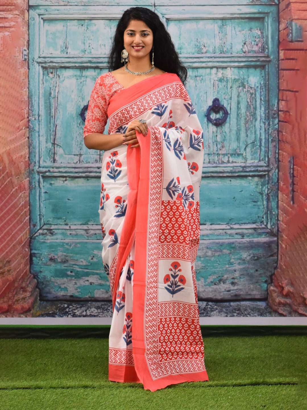 

KIAARON Floral Printed Pure Cotton Block Print Saree, White