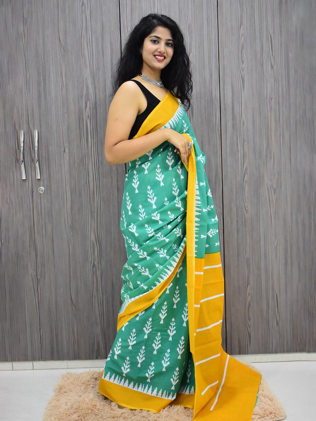 

KIAARON Ethnic Motifs Printed Pure Cotton Block Print Saree, Green