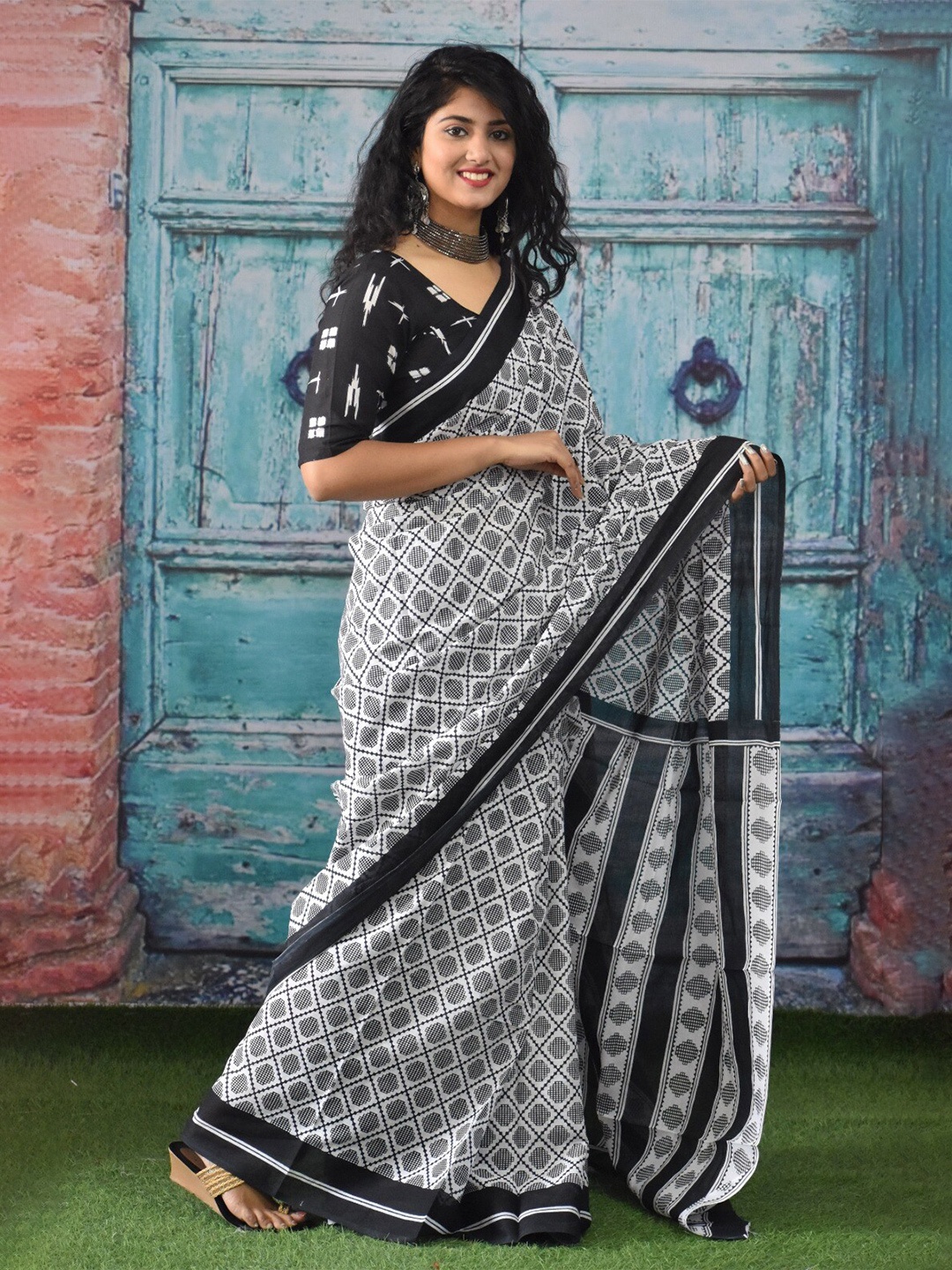 

KIAARON Geometric Printed Pure Cotton Block Print Saree, Grey