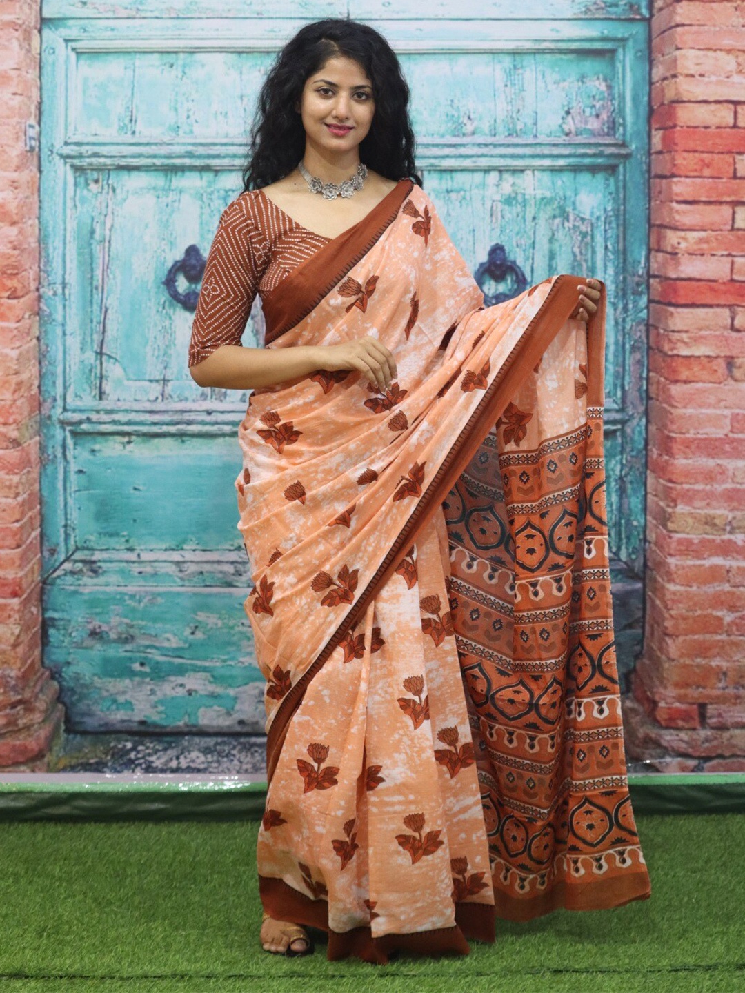 

KIAARON Floral Printed Pure Cotton Block Print Saree, Peach