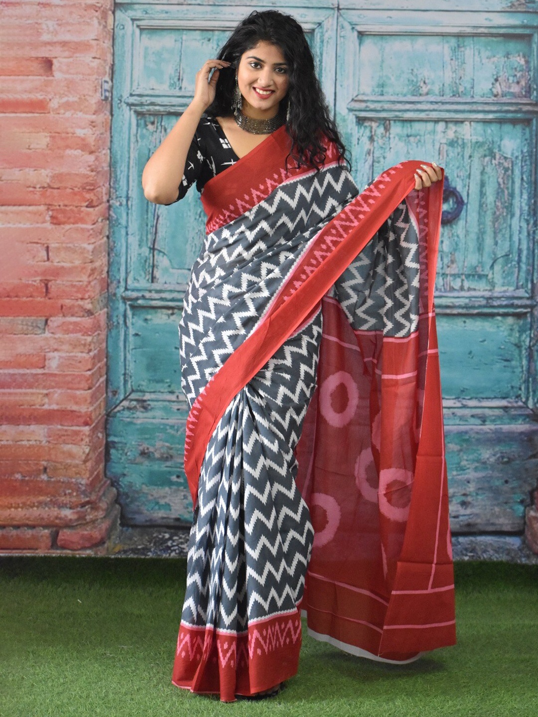 

KIAARON Geometric Printed Pure Cotton Block Print Saree, Grey