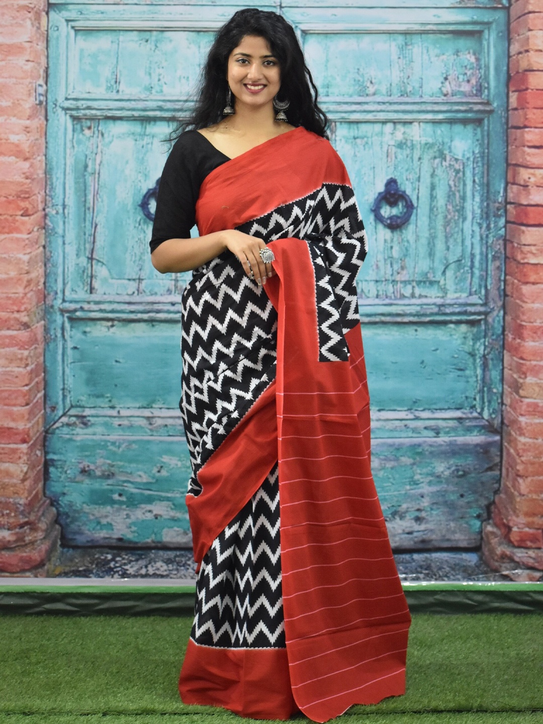 

KIAARON Geometric Printed Pure Cotton Block Print Saree, Black