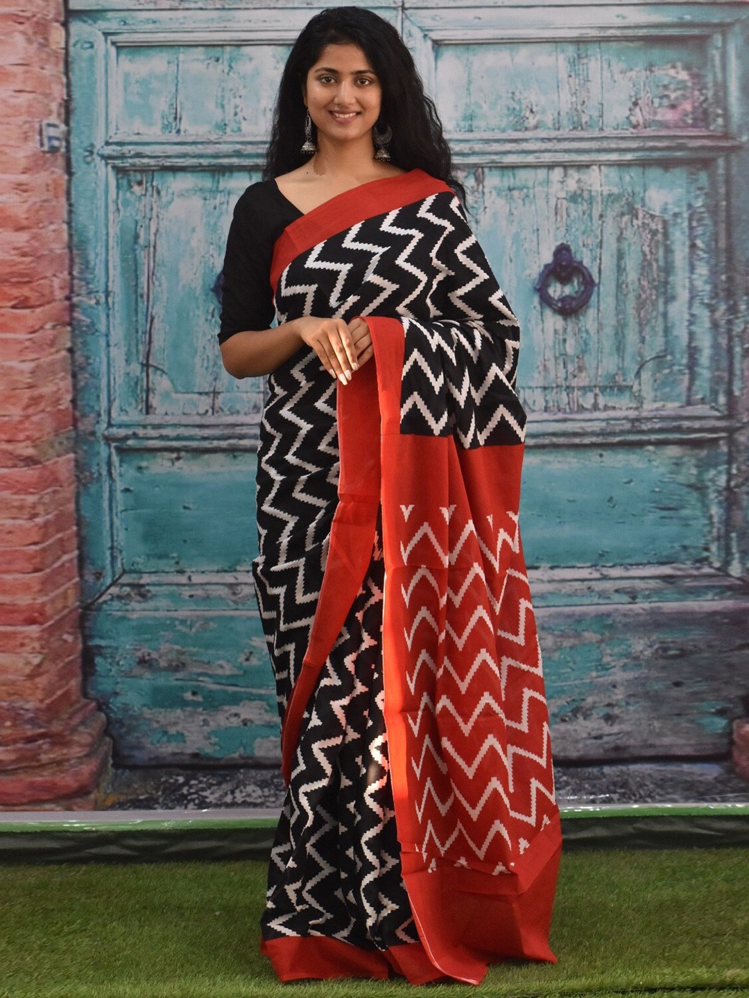 

KIAARON Geometric Printed Pure Cotton Block Print Saree, Black