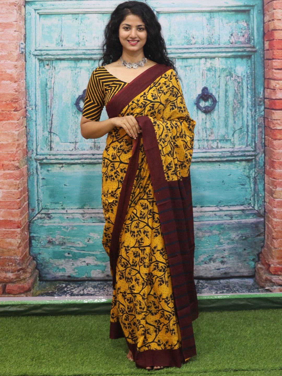 

KIAARON Floral Printed Pure Cotton Block Print Saree, Yellow