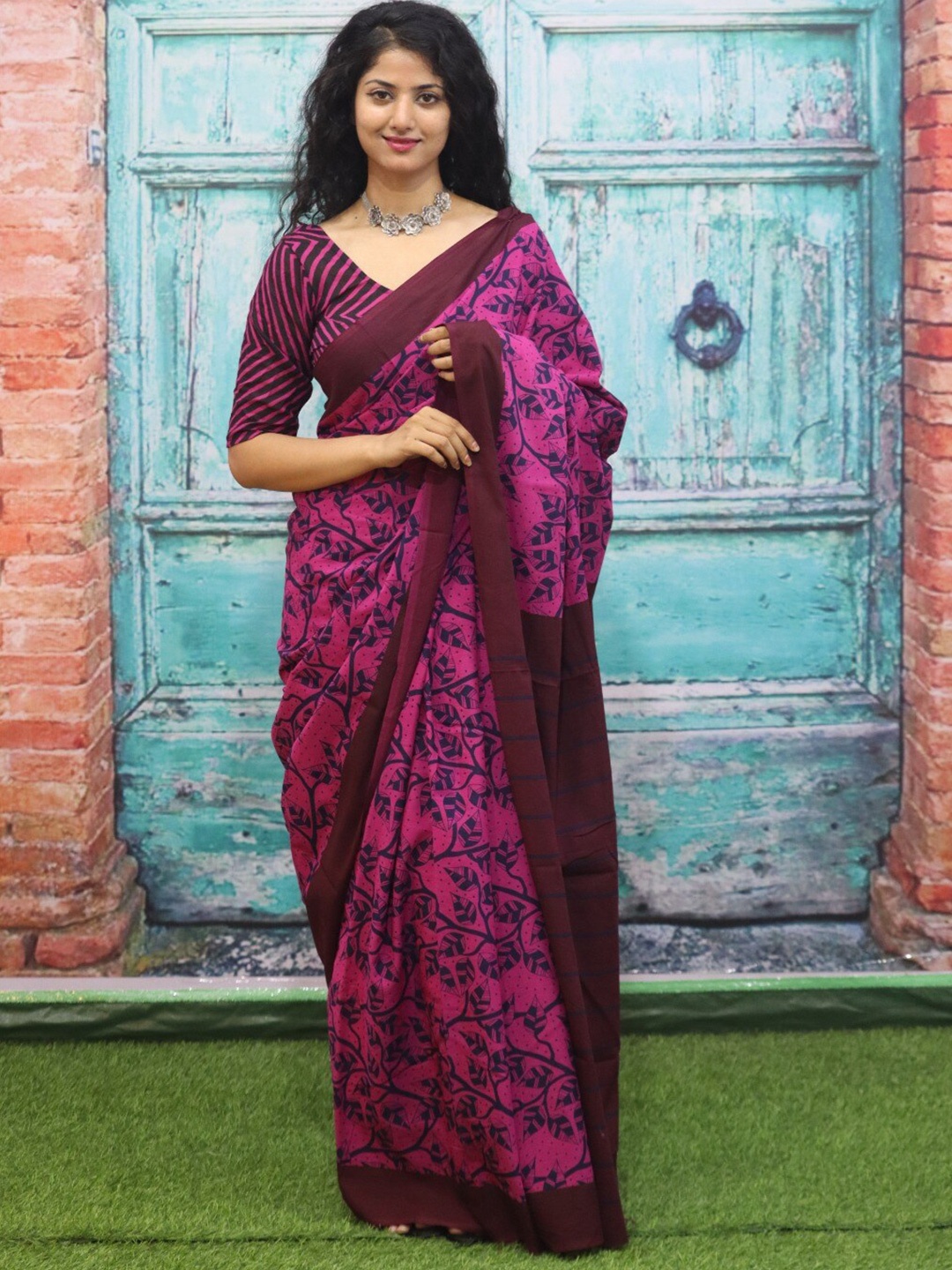 

KIAARON Floral Printed Pure Cotton Block Print Saree, Purple