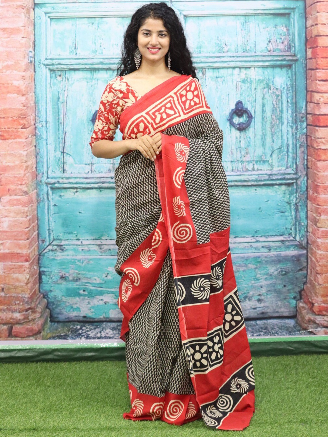 

KIAARON Ethnic Motifs Printed Pure Cotton Block Print Saree, Red