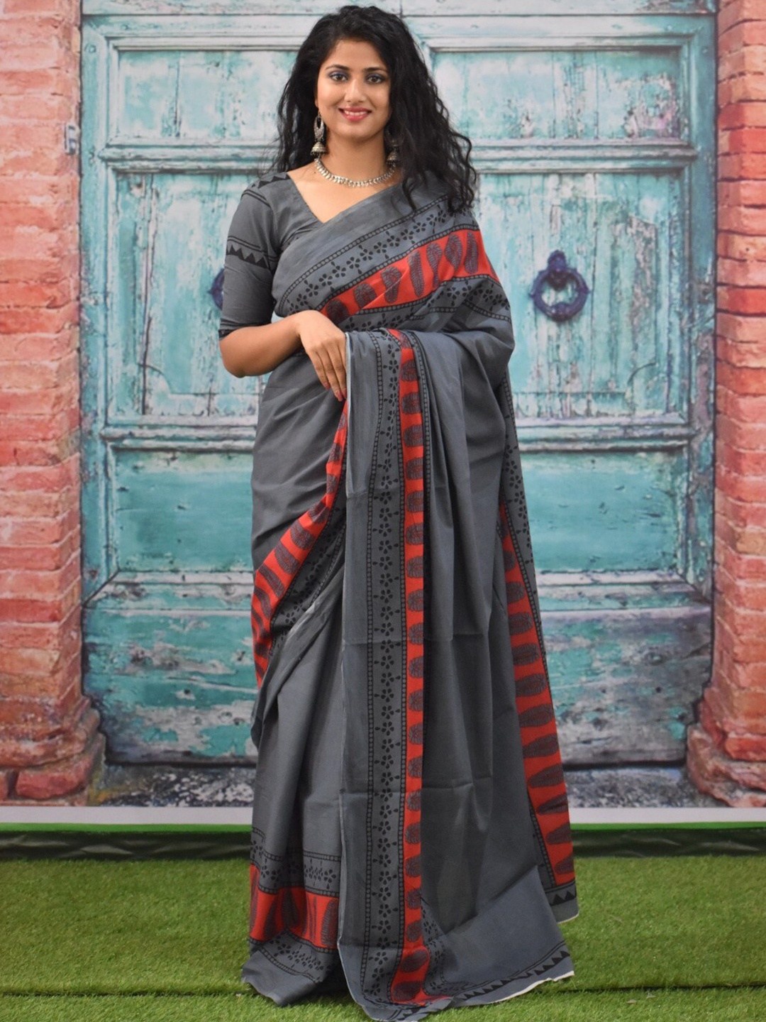 

KIAARON Pure Cotton Block Print Saree, Grey