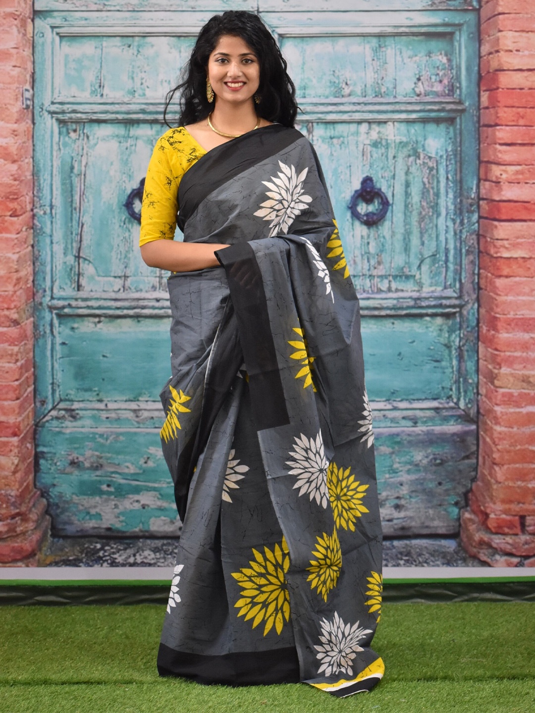 

KIAARON Floral Printed Pure Cotton Block Print Saree, Grey