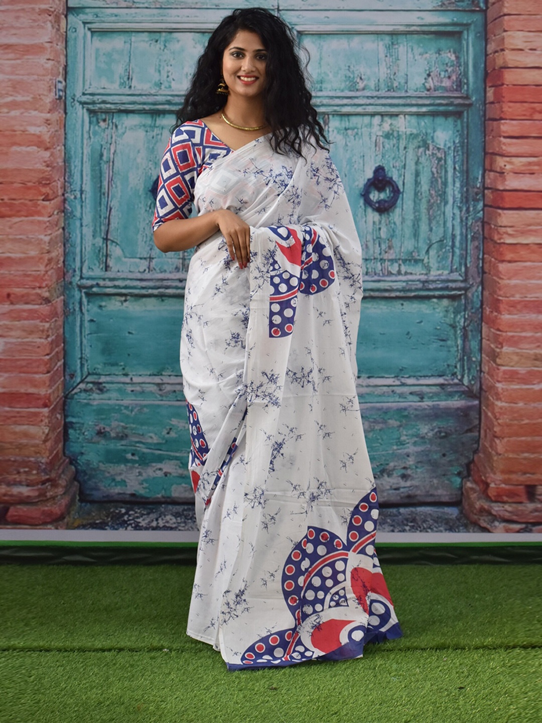 

KIAARON Abstract Printed Pure Cotton Block Print Saree, White