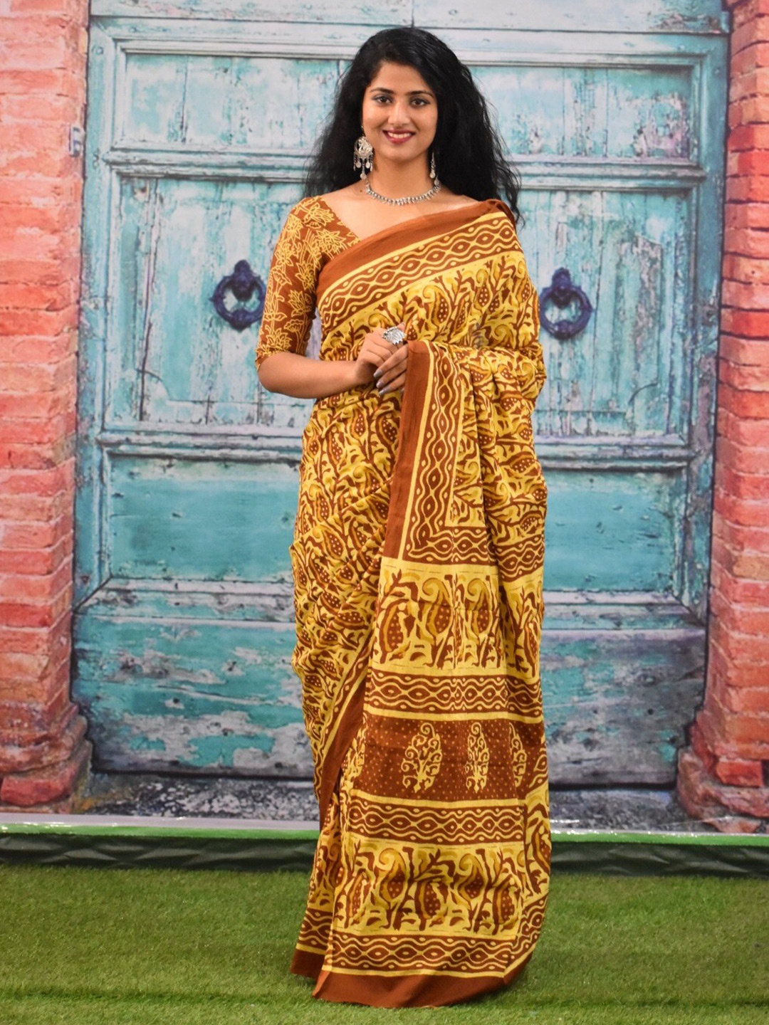

KIAARON Paisley Printed Pure Cotton Block Print Saree, Yellow