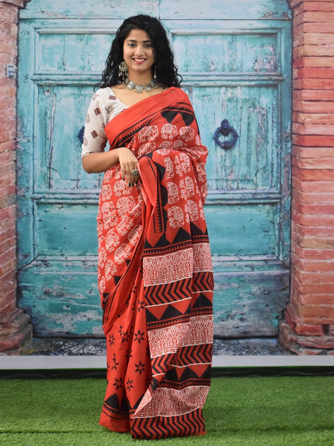 

KIAARON Batik Printed Pure Cotton Block Print Saree, Red