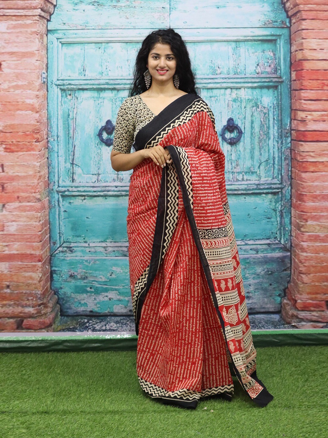 

KIAARON Geometric Printed Pure Cotton Block Print Saree, Red