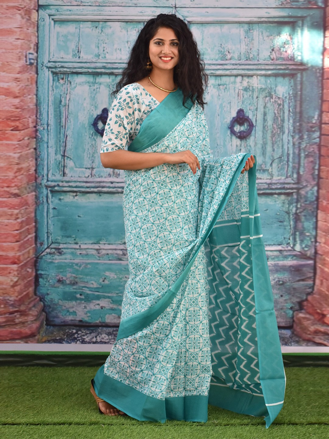 

KIAARON Ethnic Motifs Printed Pure Cotton Block Print Saree, White