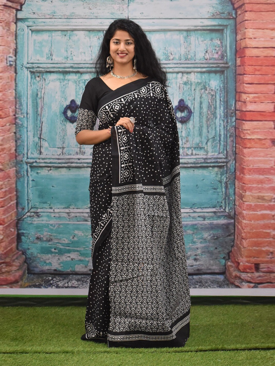 

KIAARON Polka Dot Printed Pure Cotton Block Print Saree, Black