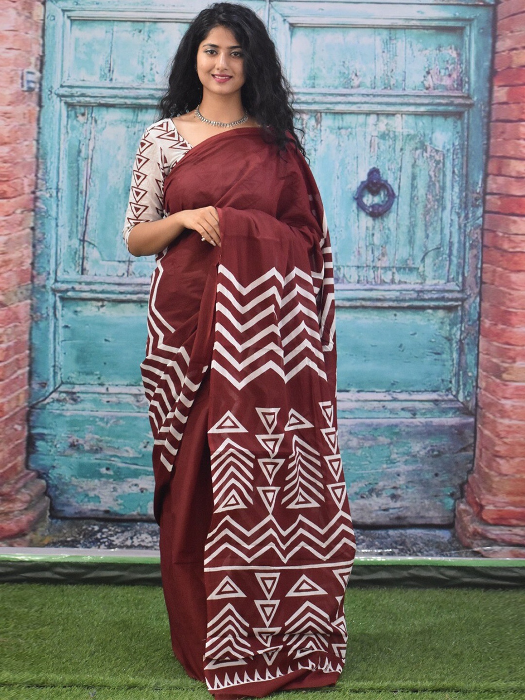 

KIAARON Geometric Printed Pure Cotton Block Print Saree, Maroon