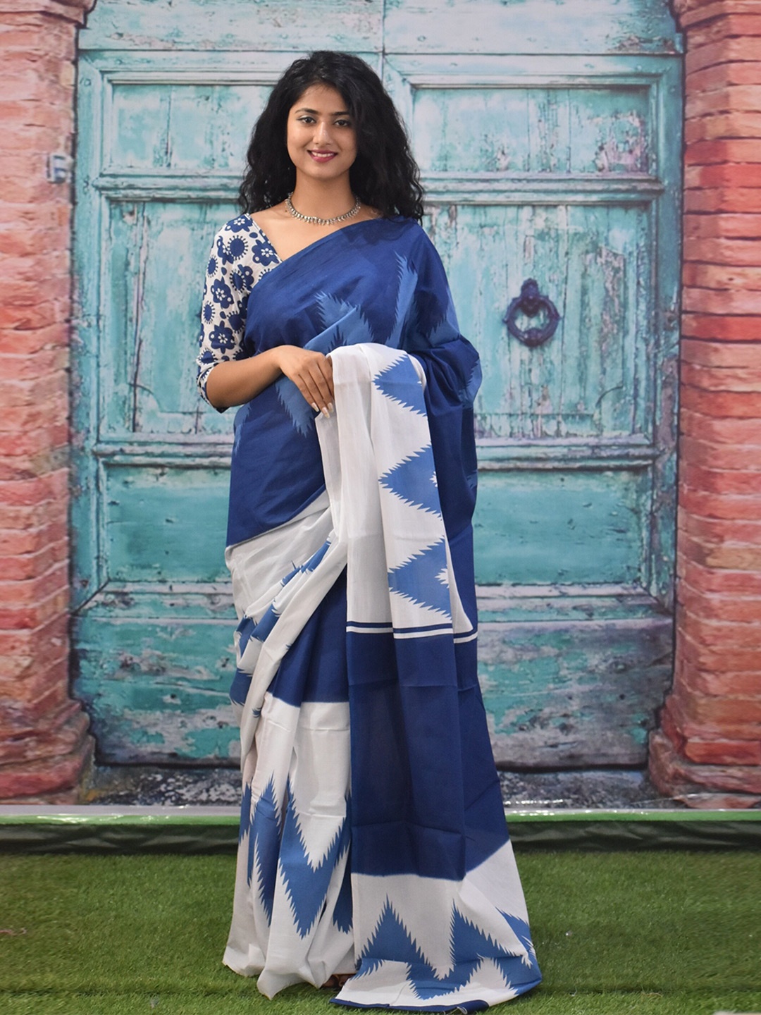 

KIAARON Geometric Pure Cotton Block Print Saree, Blue