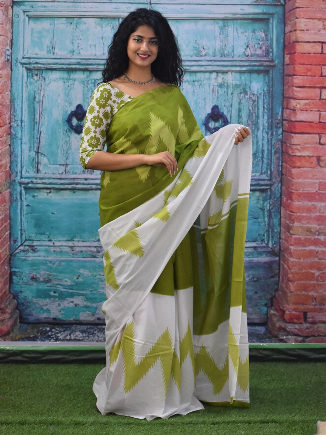 

KIAARON Geometric Pure Cotton Block Print Saree, Green