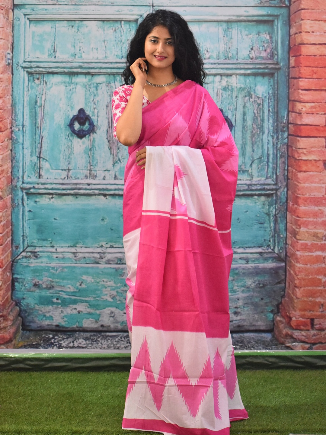 

KIAARON Geometric Pure Cotton Block Print Saree, Pink