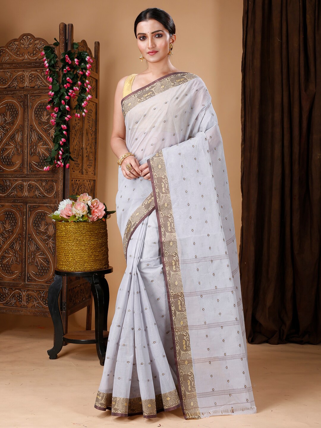 

Ruuprekha Ethnic Motifs Woven Design Pure Cotton Taant Saree, Grey