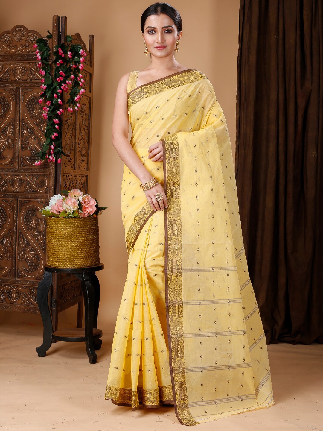 

Ruuprekha Ethnic Motifs Woven Design Pure Cotton Taant Saree, Yellow