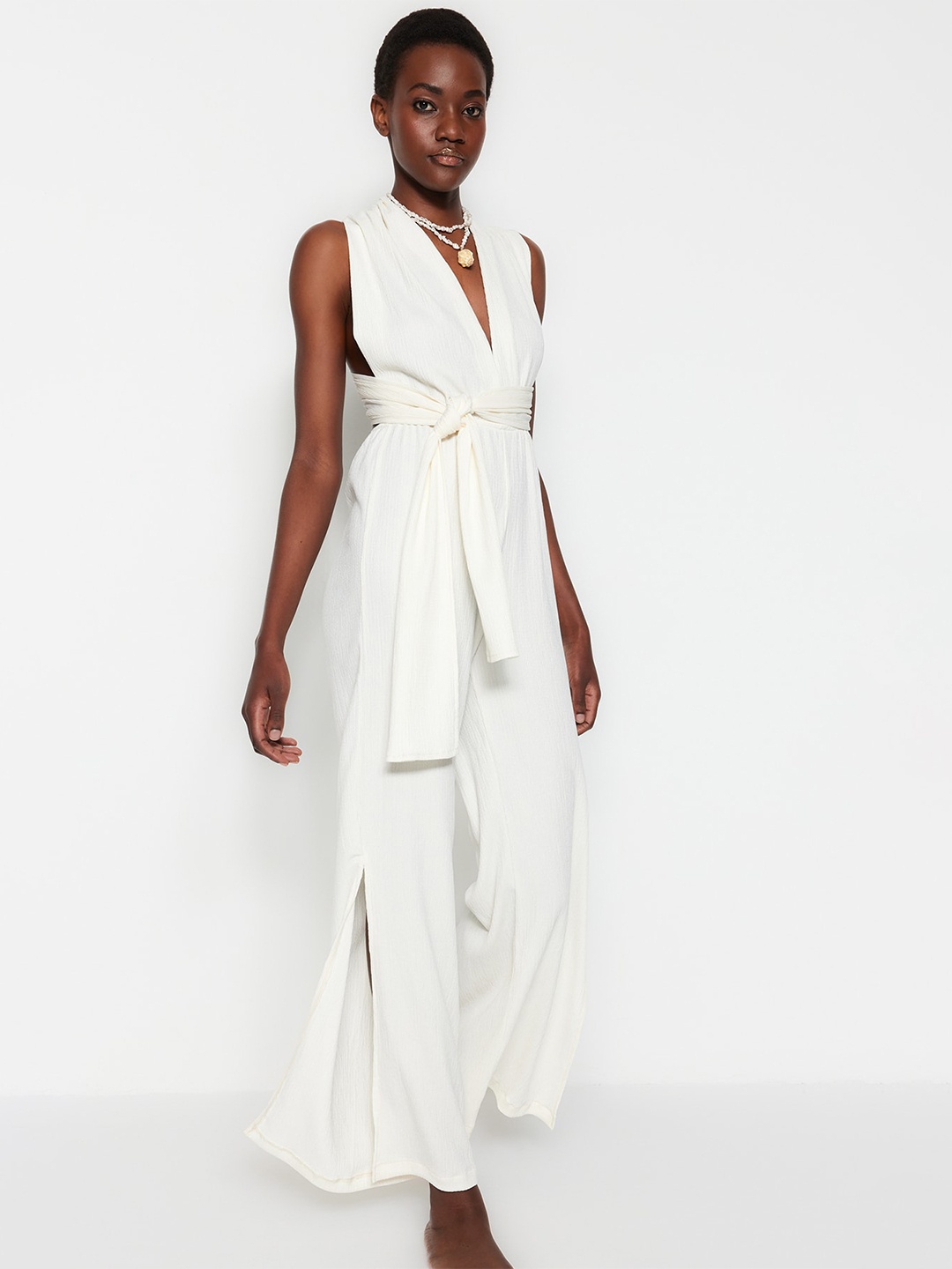 

Trendyol V-Neck Sleeveless Waist Tie-Ups Basic Jumpsuit, White