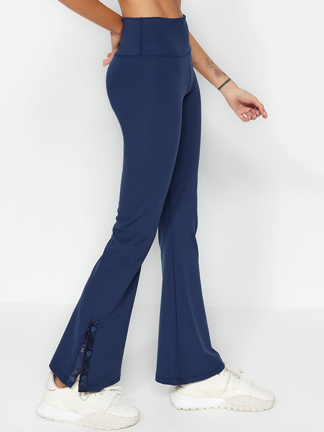 

Trendyol Women Mid-Rise Bootcut Trousers, Navy blue