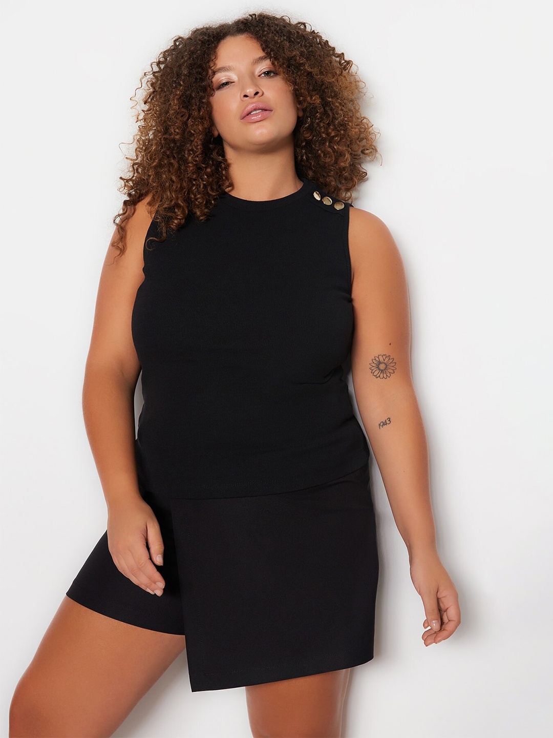 

Trendyol Plus Size Round Neck Sleeveless Top, Black